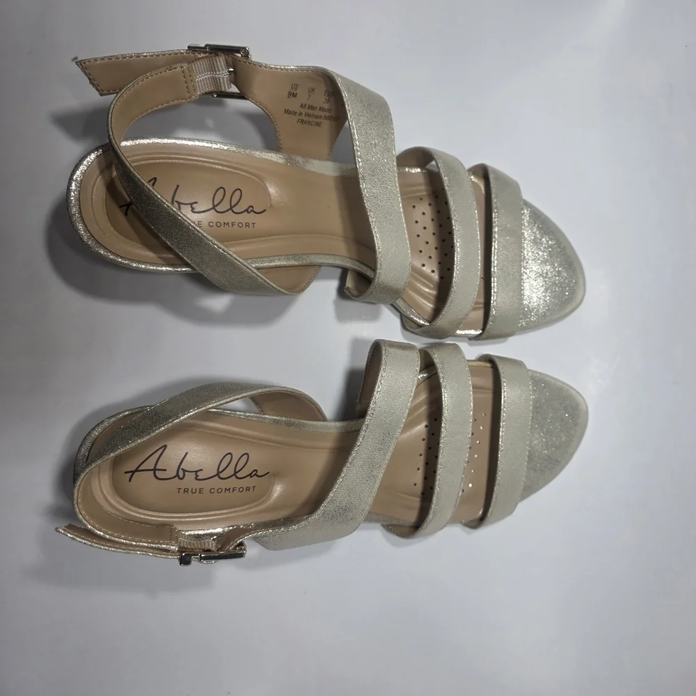 Abella True Comfort Gold Strappy Sandals Women’s Size 9M Open Toe Short Heel